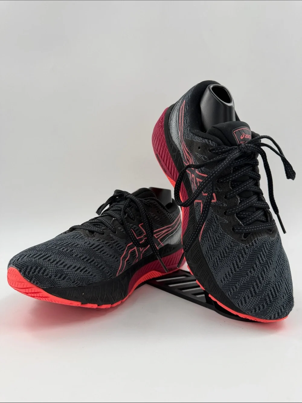 ASICS GT-2000 10 Women's Size 7 Black / Red Gore-Tex Waterproof Running Sneakers